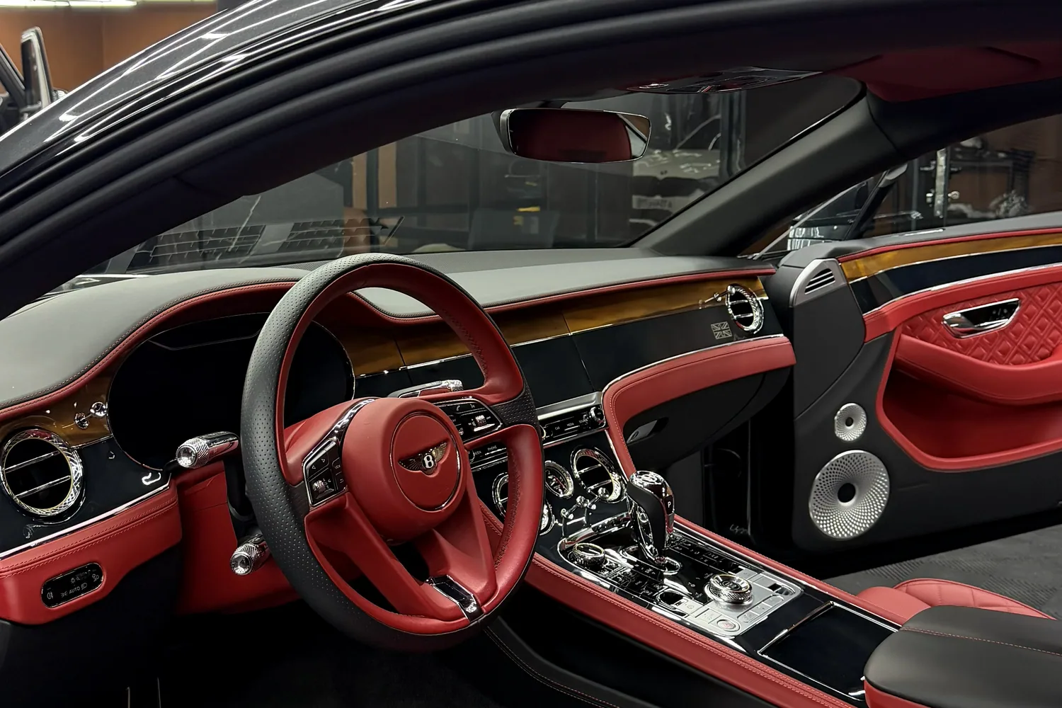 Красный кожаный салон Bentley, руль и передние сиденья