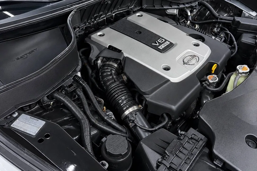 Подкапотное пространство Infiniti с чистыми пластиковыми кожухами
