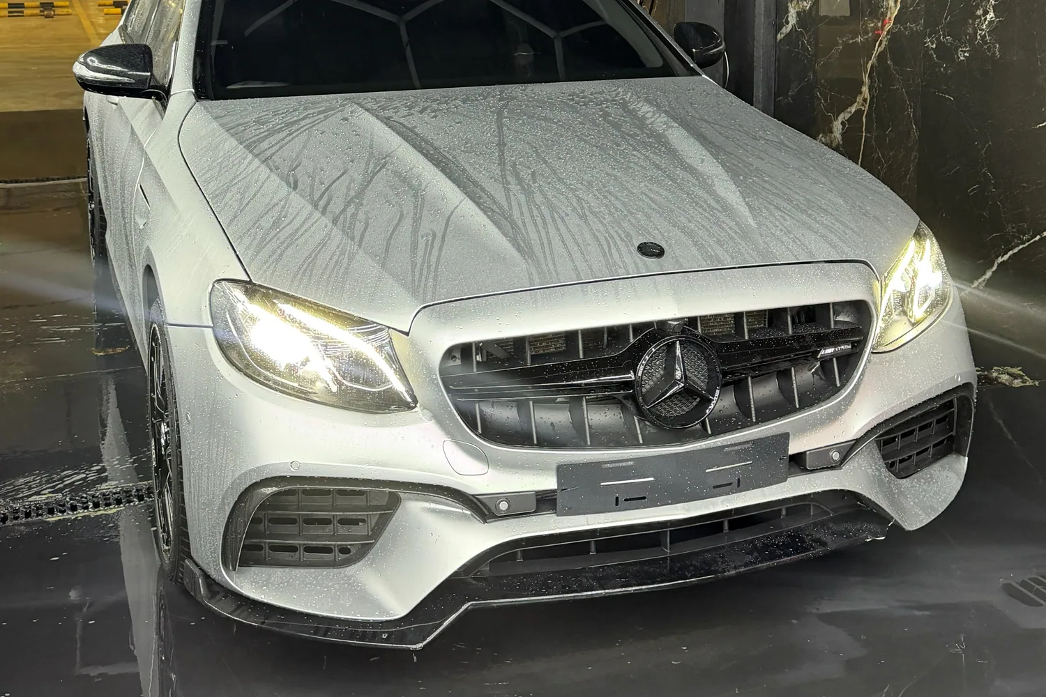 Белый Mercedes-Benz в пене на моечном посту