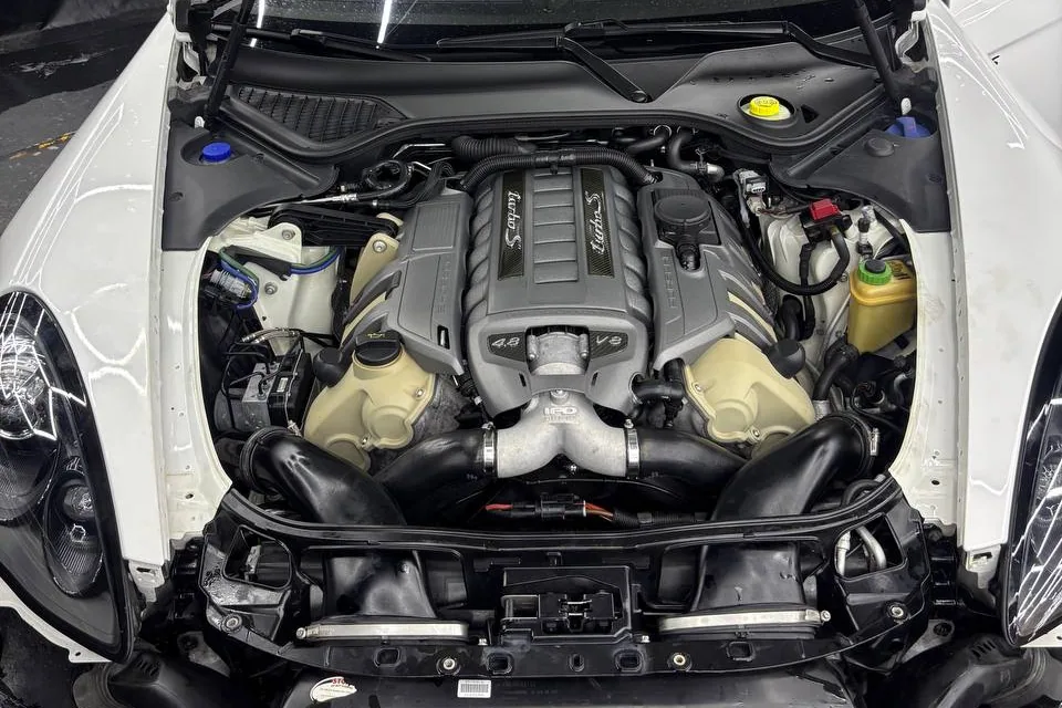 Подкапотное пространство Porsche с открытым капотом