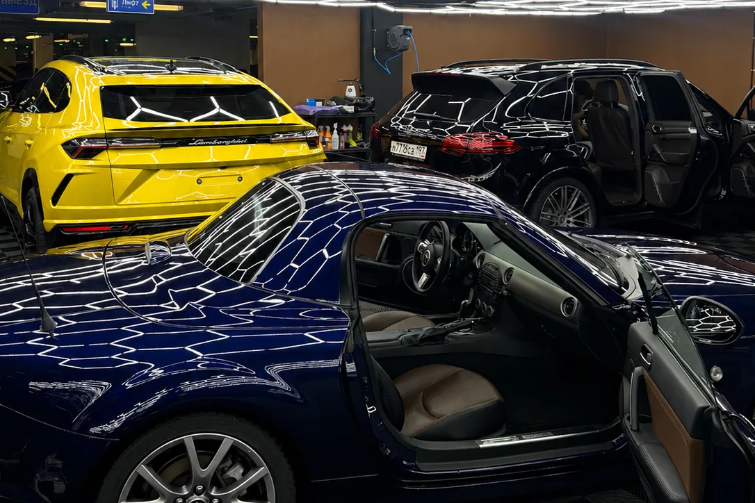 Синий Porsche с открытой дверью в студии