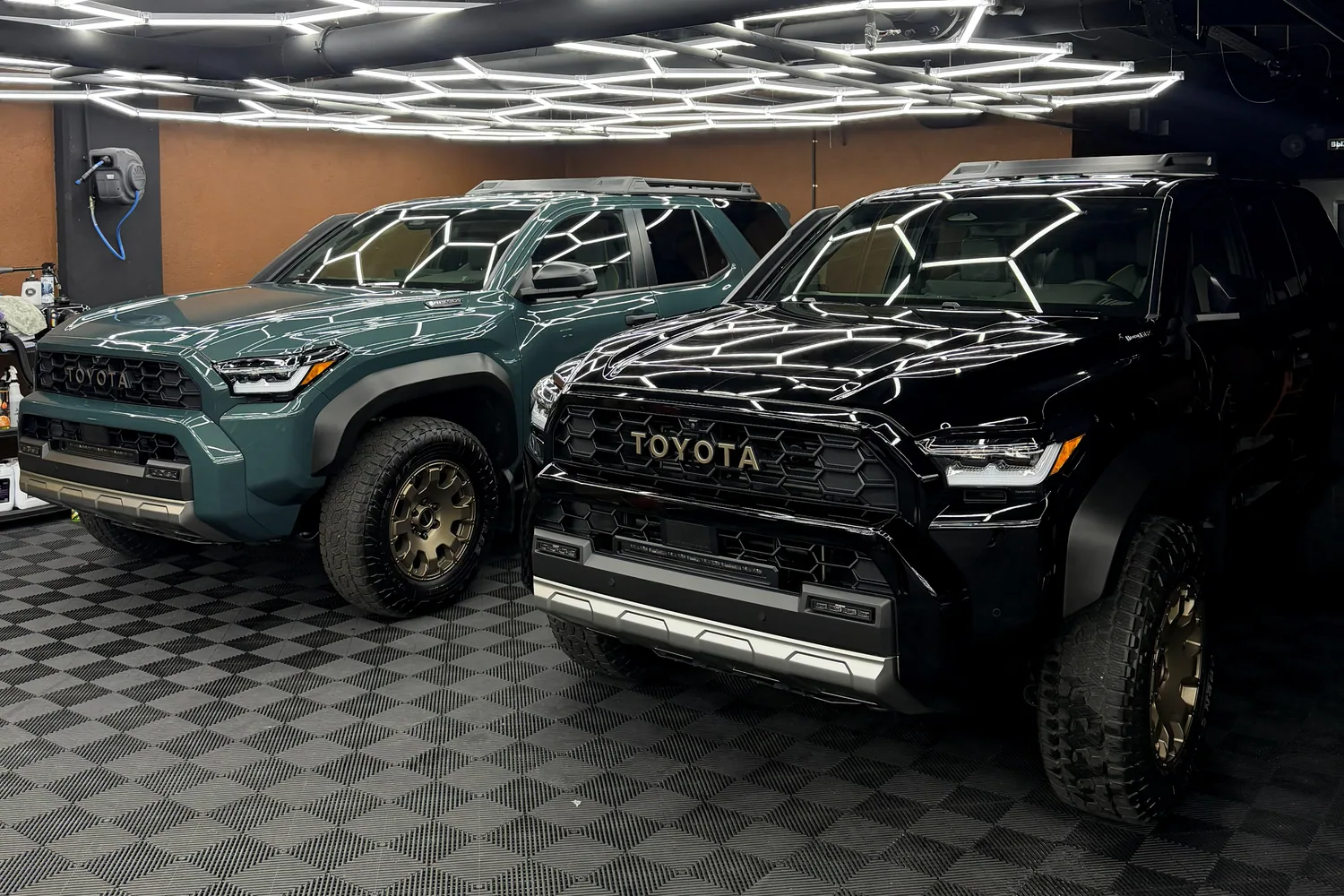 Два пикапа Toyota в боксе HP Detailing